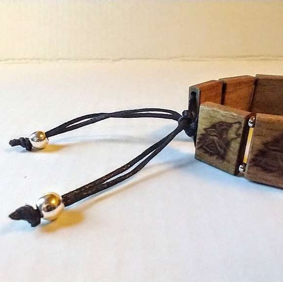Howling wolf engraved tile slip cord bracelet - Picture 3 of 4